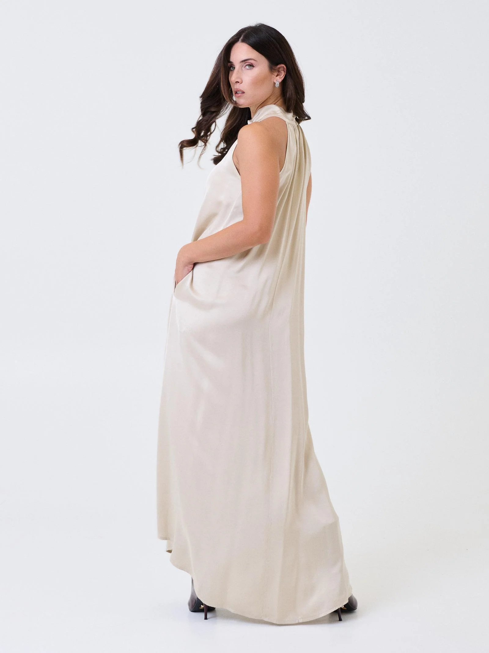 Abito lungo Armoire beige a giro maniche e collo alto - Image 4