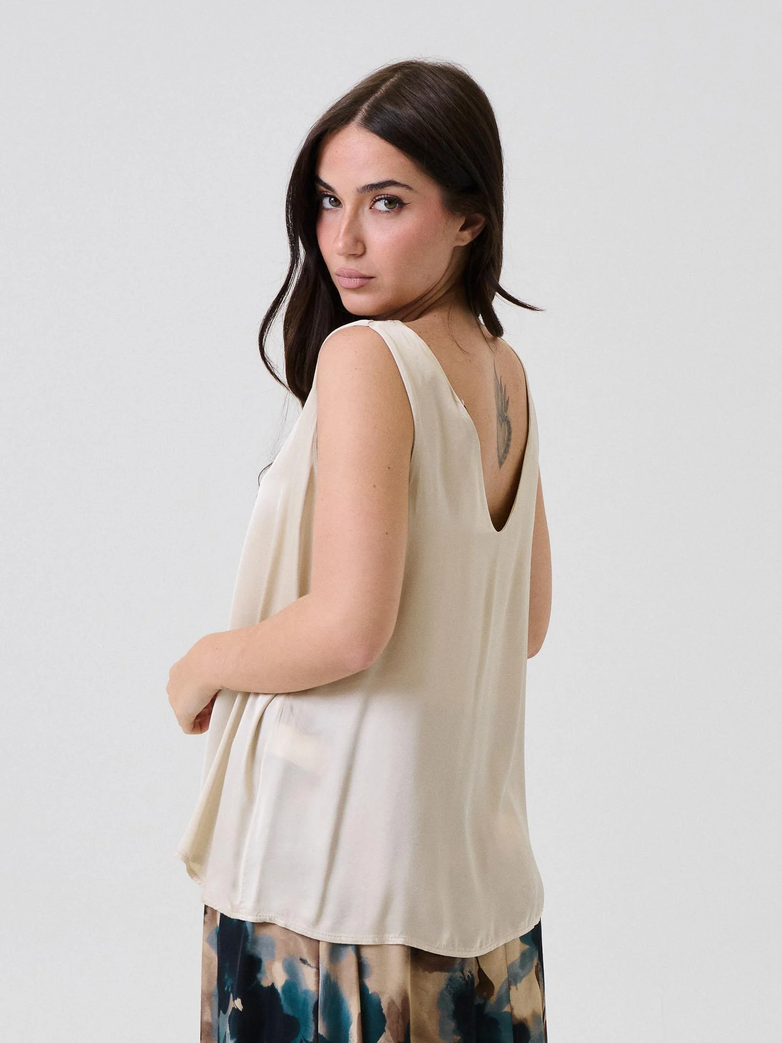 Bluse satinata Armoire beige con scollo posteriore a U - Image 3