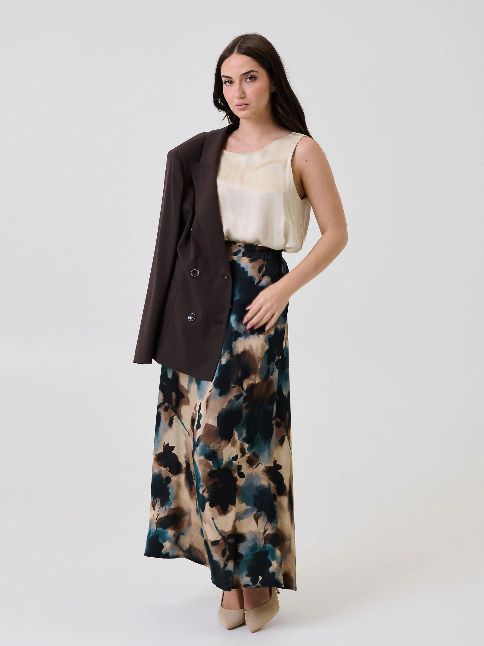 Bluse satinata Armoire beige con scollo posteriore a U - Image 4