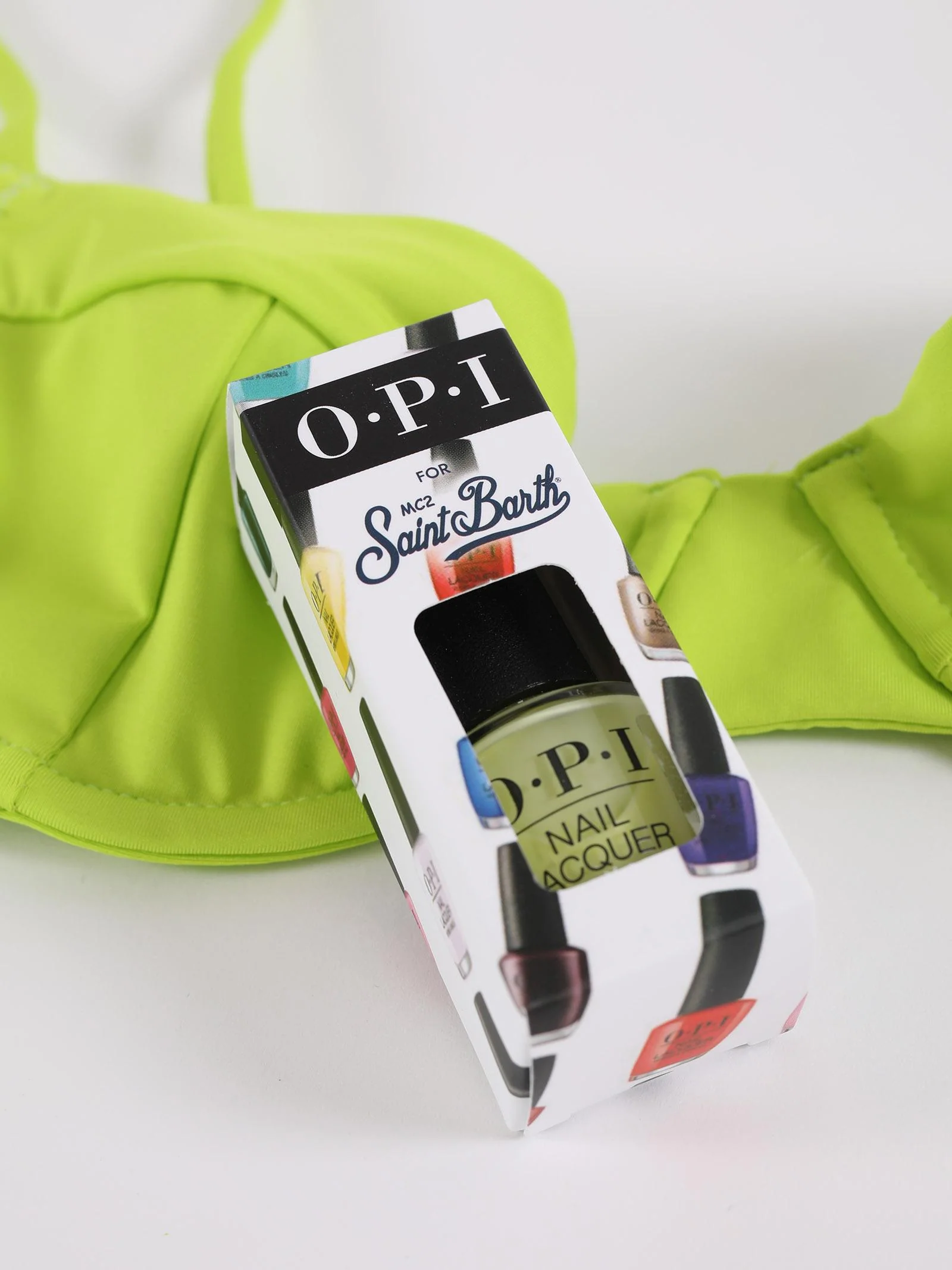 Costume a balconcino verde acido con smalto coordinato - Image 3