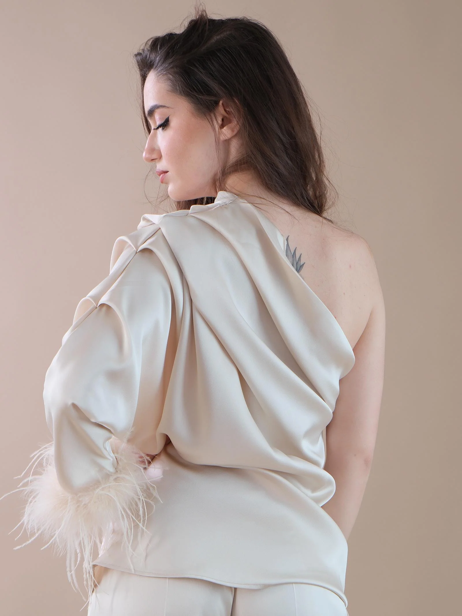 Abito monospalla crema in raso con piume al polso - Image 3