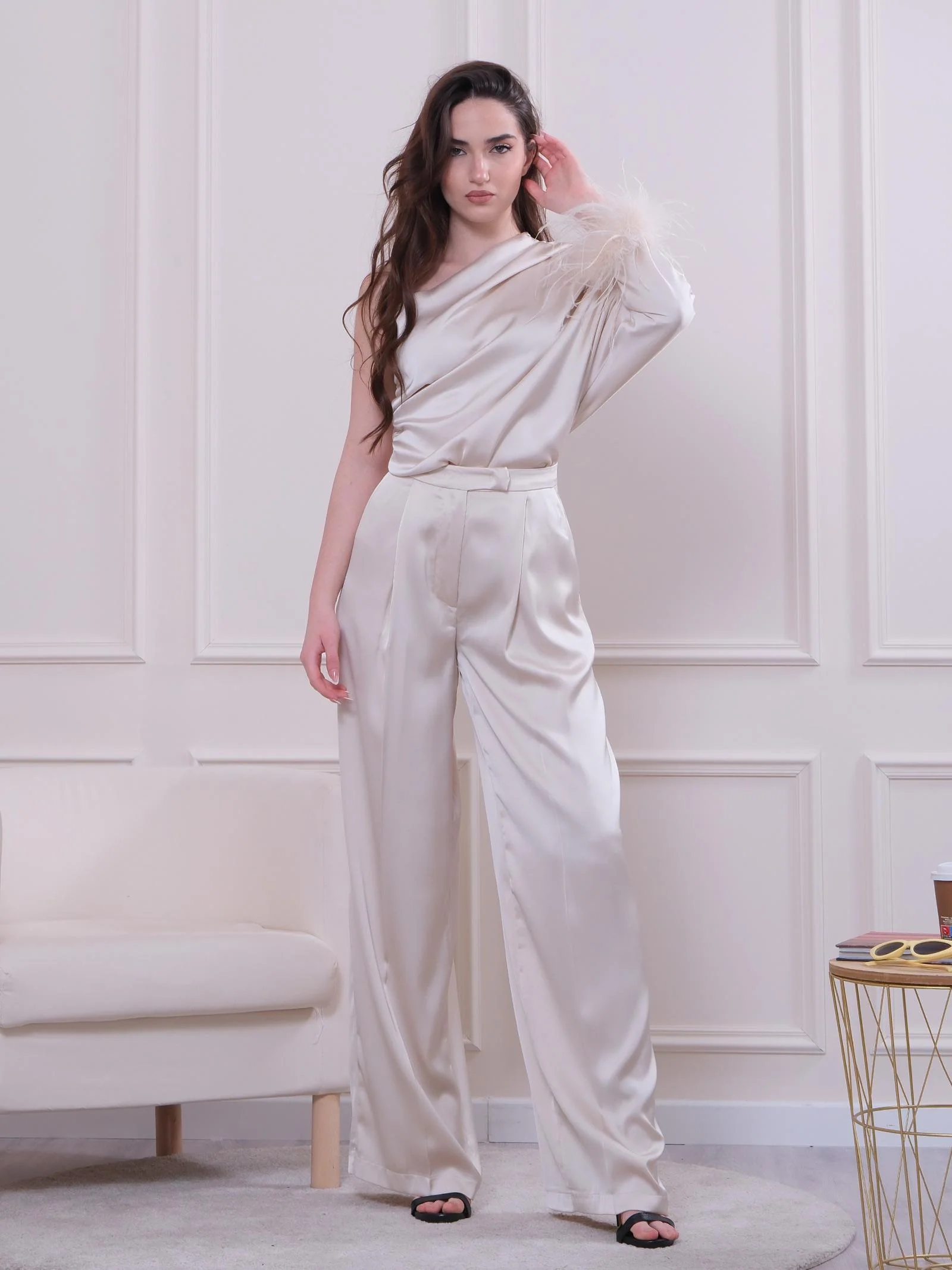 Abito monospalla crema in raso con piume al polso - Image 4